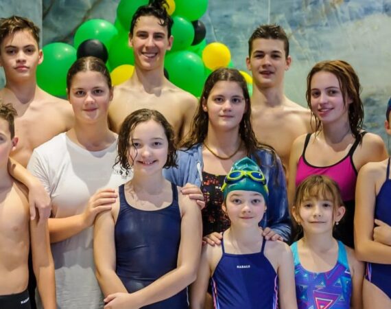 Bajnok tanítja úszni a Bartók Líceumos gyerekeket