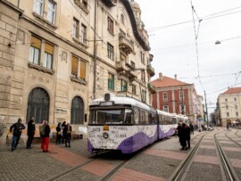 Dan Perjovschi langa tramvai in Piata Libertatii din Timisoara, duminica 19 februarie 2022. Sebastian Tataru / SEBATATARU.RO